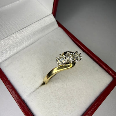 18 k trilogy diamond ring preowned