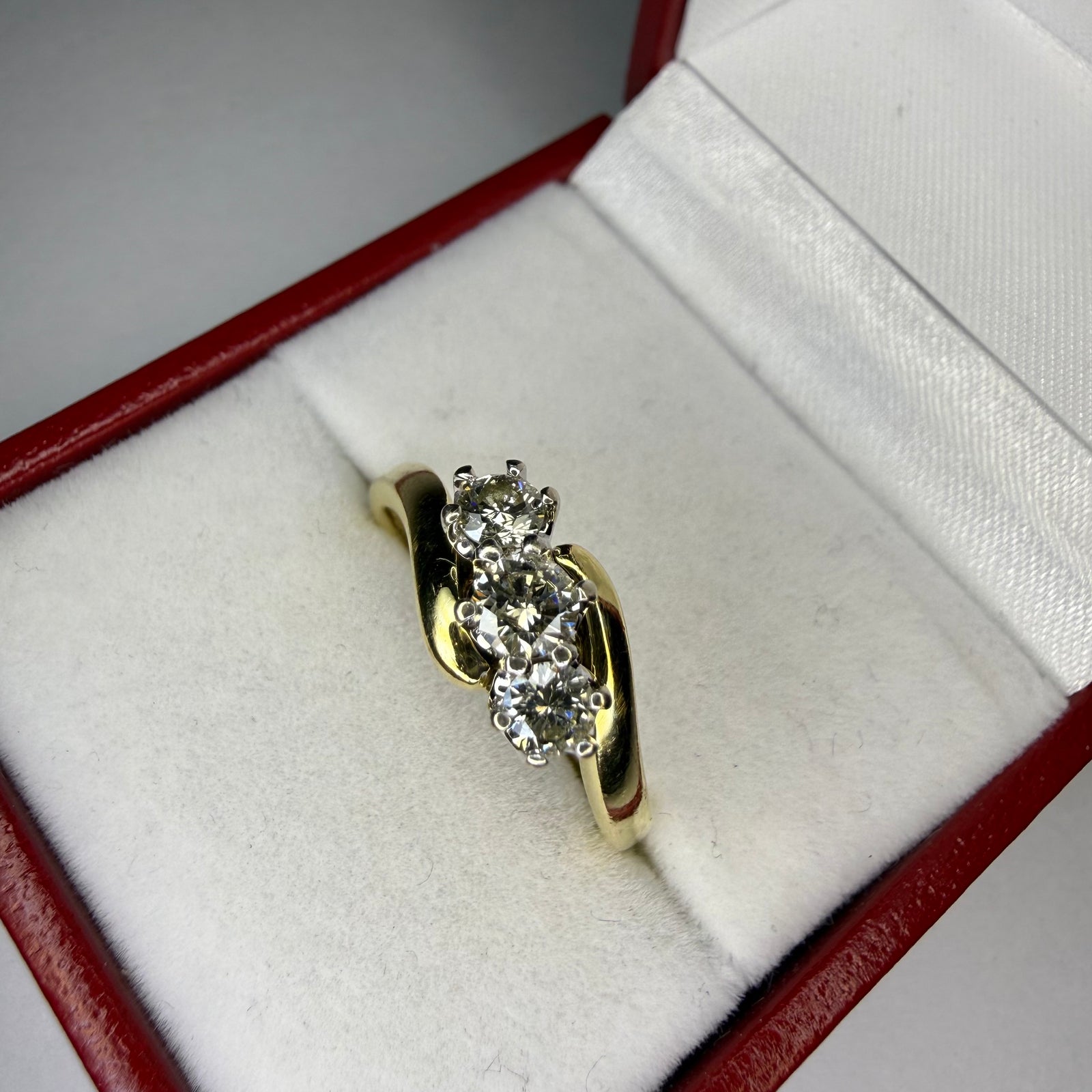 18 k trilogy diamond ring preowned