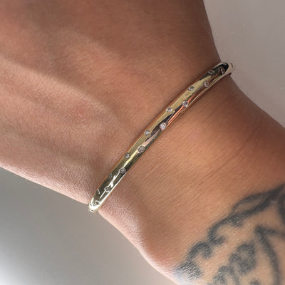 9 K Yellow Gold Bangle with diamonds