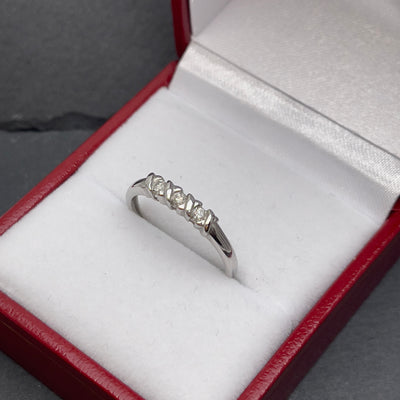 9 K white gold diamond ring