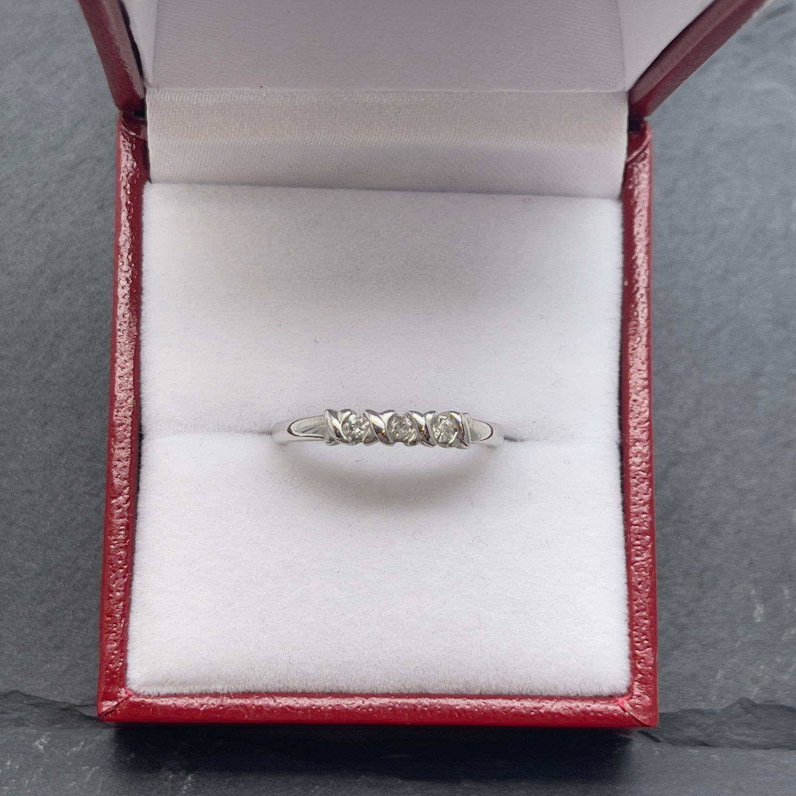9 K white gold diamond ring