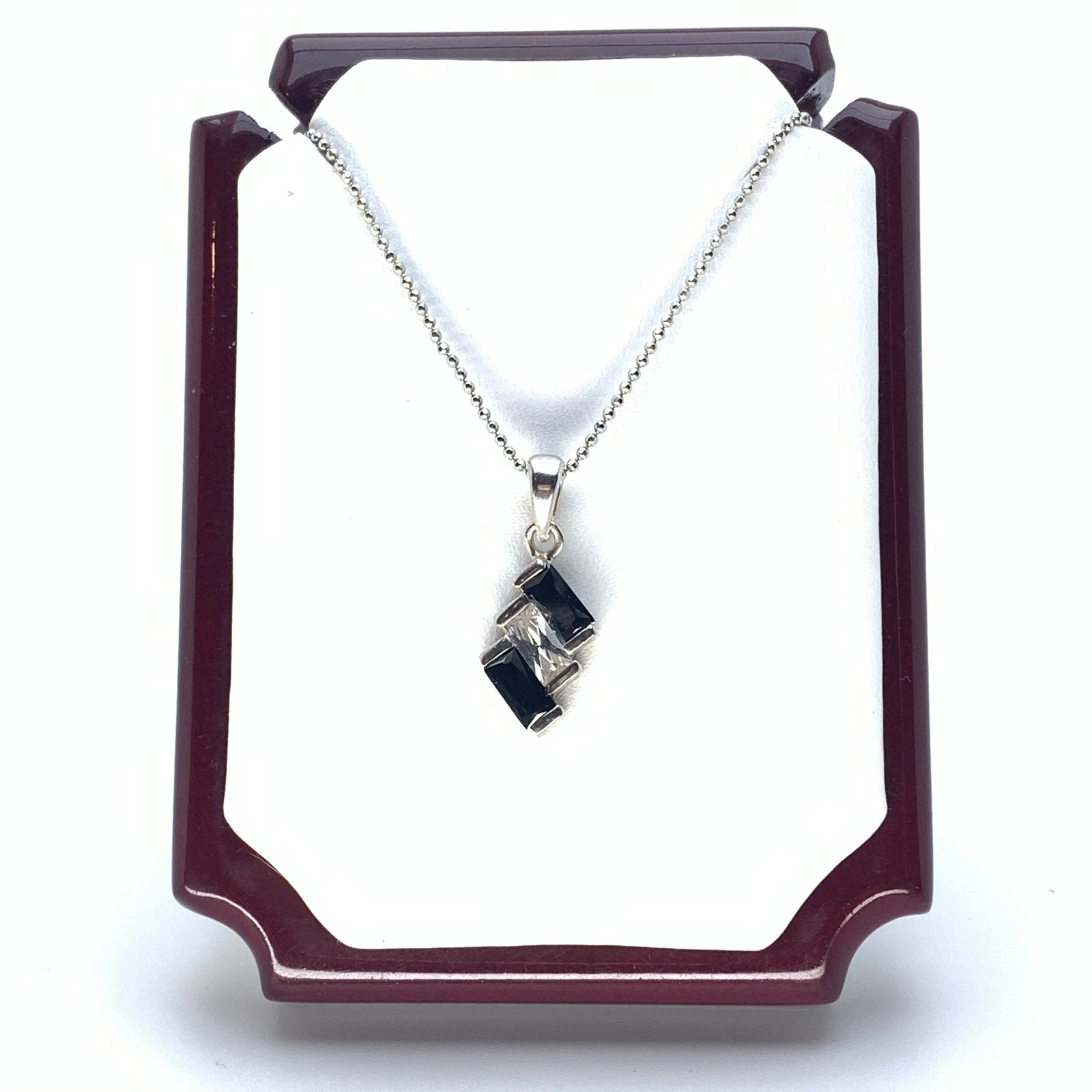 White Gold Touch Of Onyx Nevklace