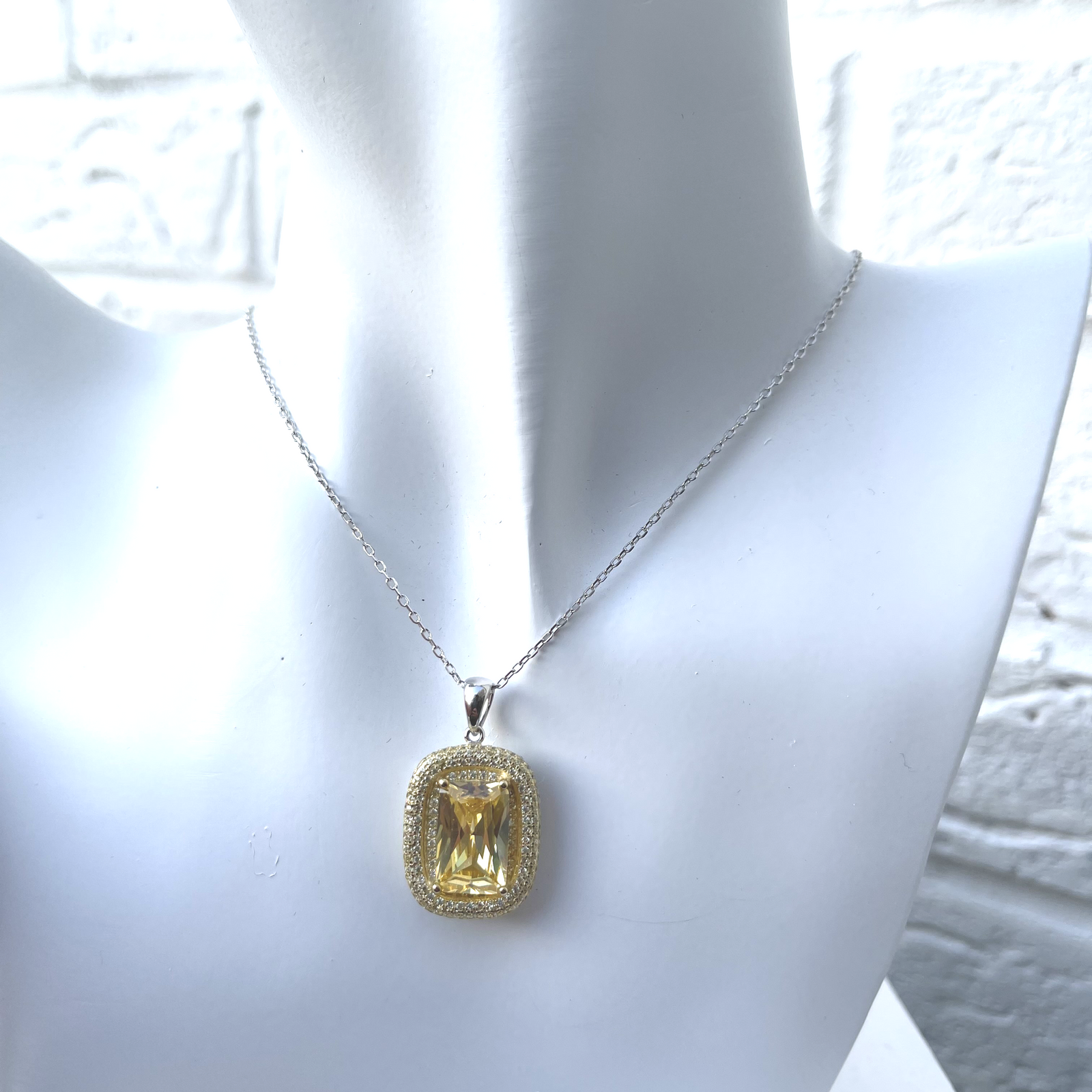 Fancy yellow diamond necklace